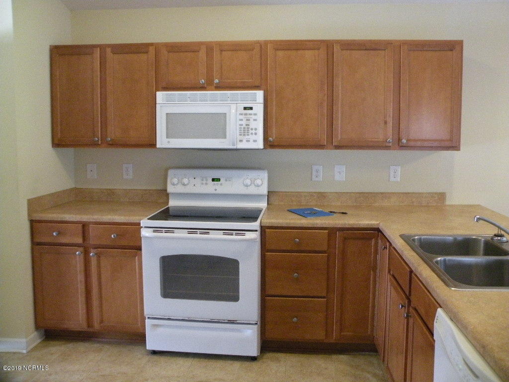 152 Oakley Drive New Bern, NC 28560 - Photo 21 of 40 Kitchen