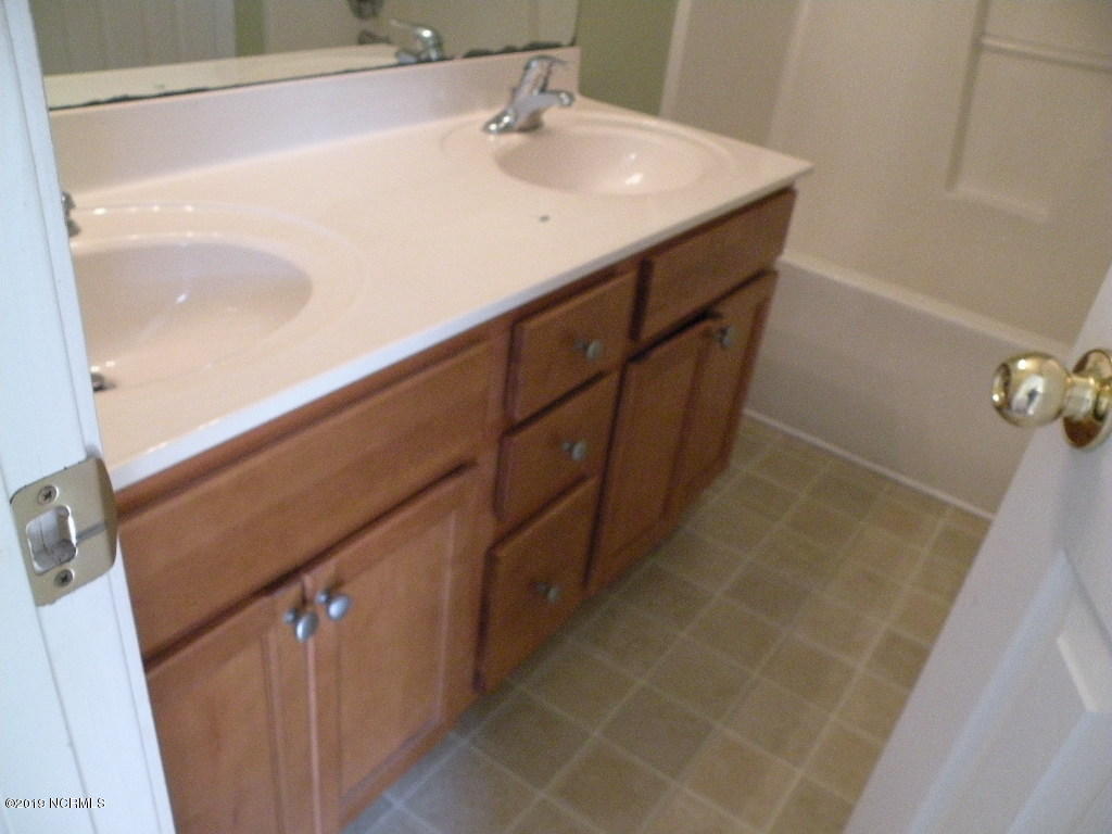 152 Oakley Drive New Bern, NC 28560 - Photo 27 of 40 Master bath sinks
