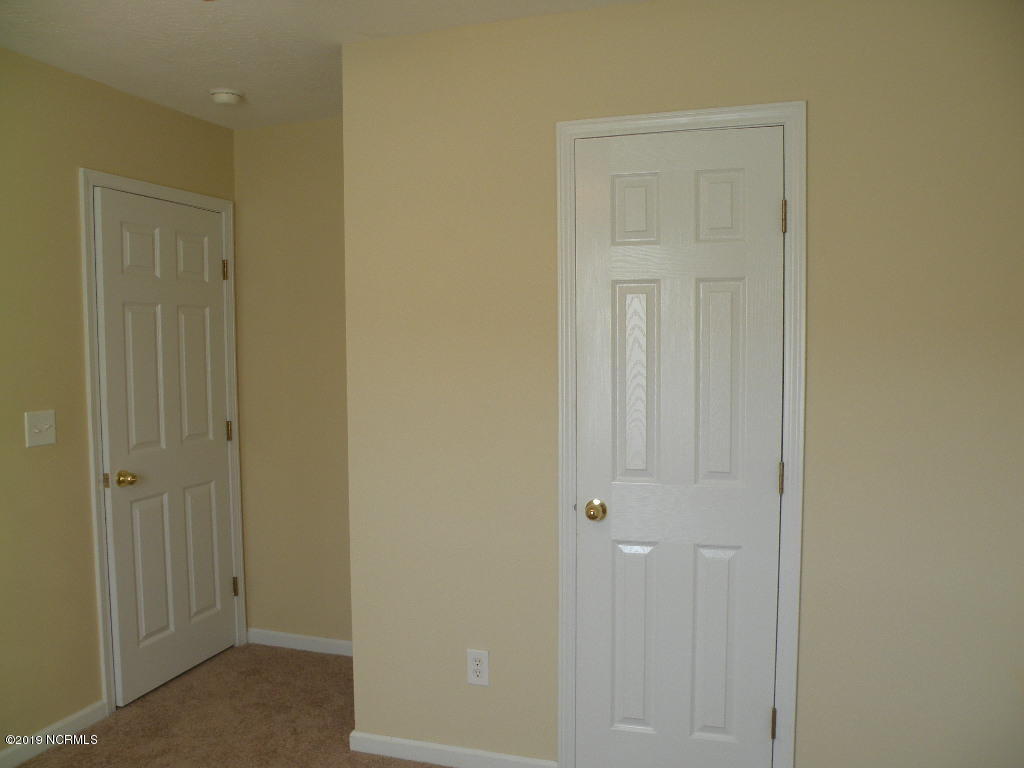 152 Oakley Drive New Bern, NC 28560 - Photo 33 of 40 Middle room closet