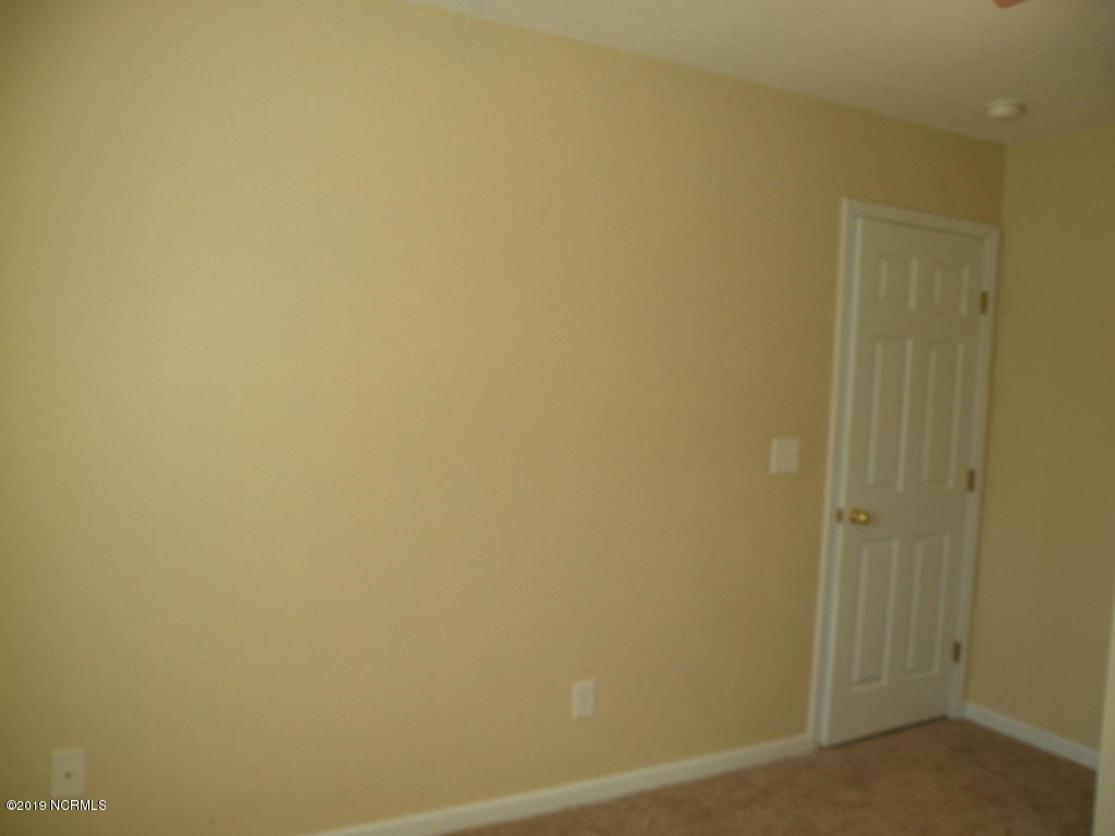 152 Oakley Drive New Bern, NC 28560 - Photo 34 of 40 Middle room door