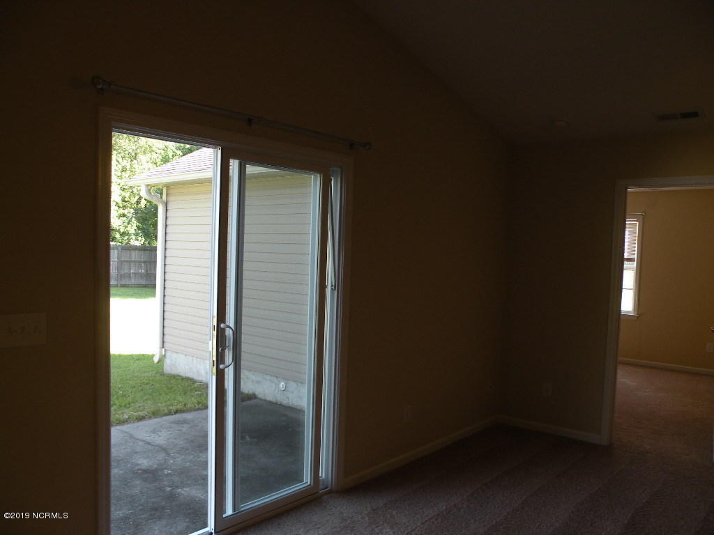152 Oakley Drive New Bern, NC 28560 - Photo 38 of 40 sliding glass door