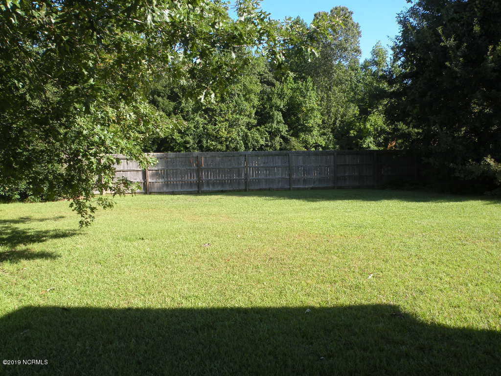 152 Oakley Drive New Bern, NC 28560 - Photo 4 of 40 Backyard wood fence