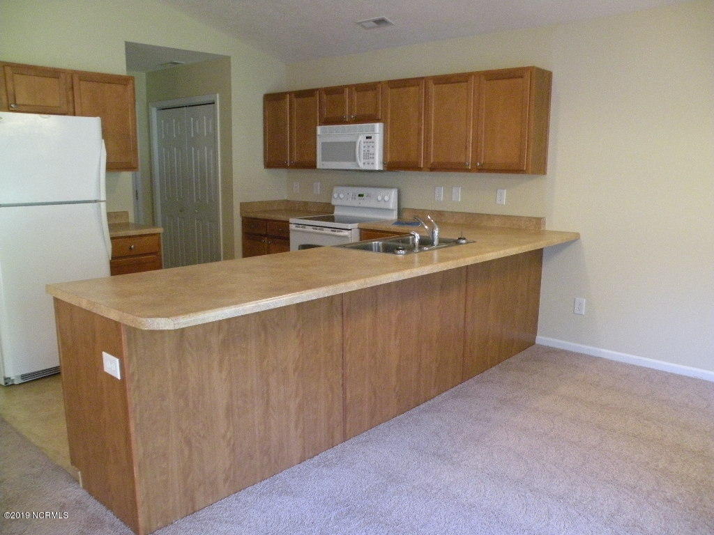 152 Oakley Drive New Bern, NC 28560 - Photo 6 of 40 Breakfast bar