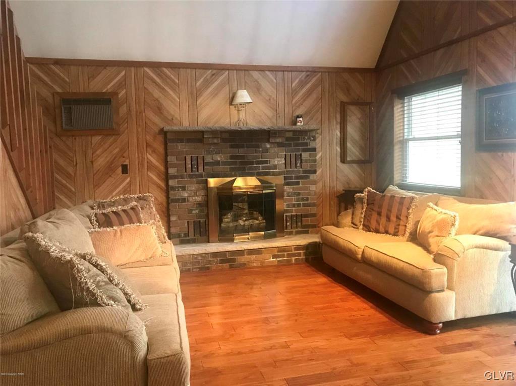 6047 Decker Road Bushkill, PA 18324 - Photo 2 of 16 Living Room