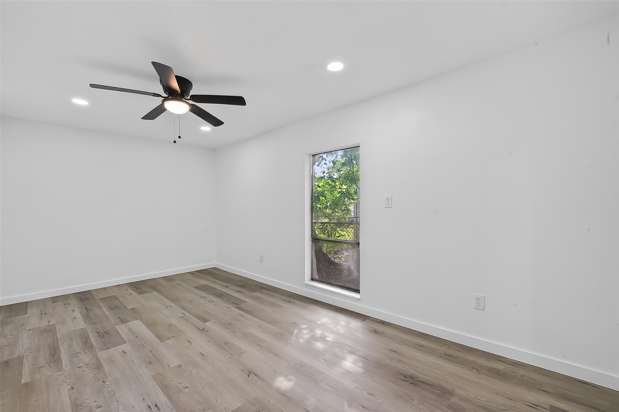 4933 Doolittle Boulevard Houston, TX 77033 - Photo 12 of 28