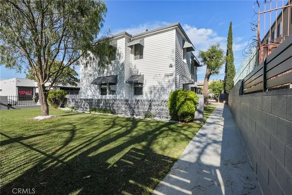 a view of a house with a yard