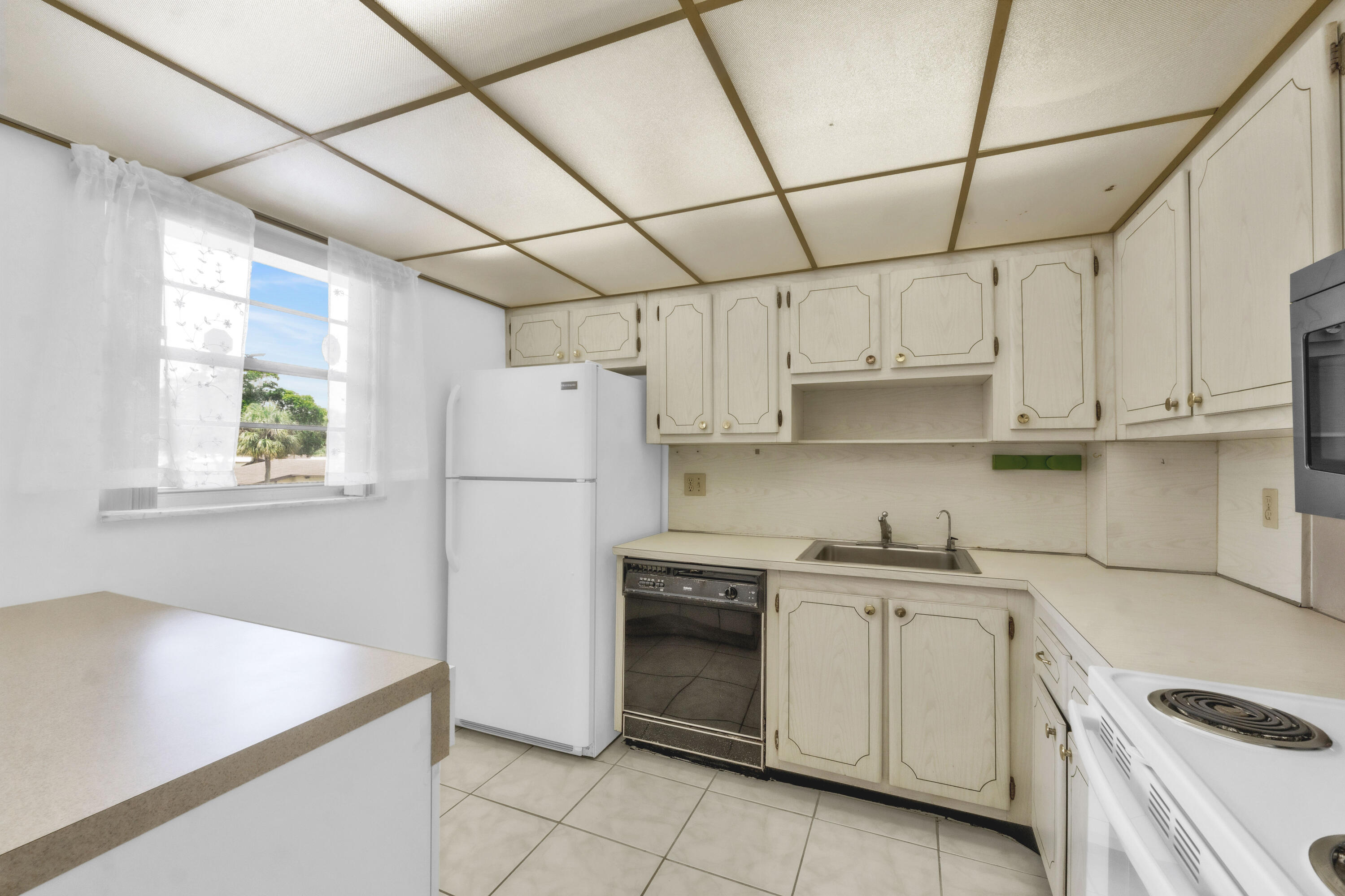 301 Cambridge Road, Unit 202 Hollywood, FL 33024 - Photo 10 of 38 Kitchen