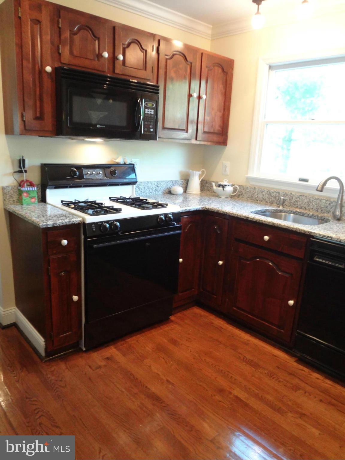 913 Courtney Road Baltimore, MD 21227 - Photo 3 of 29 Kitchen