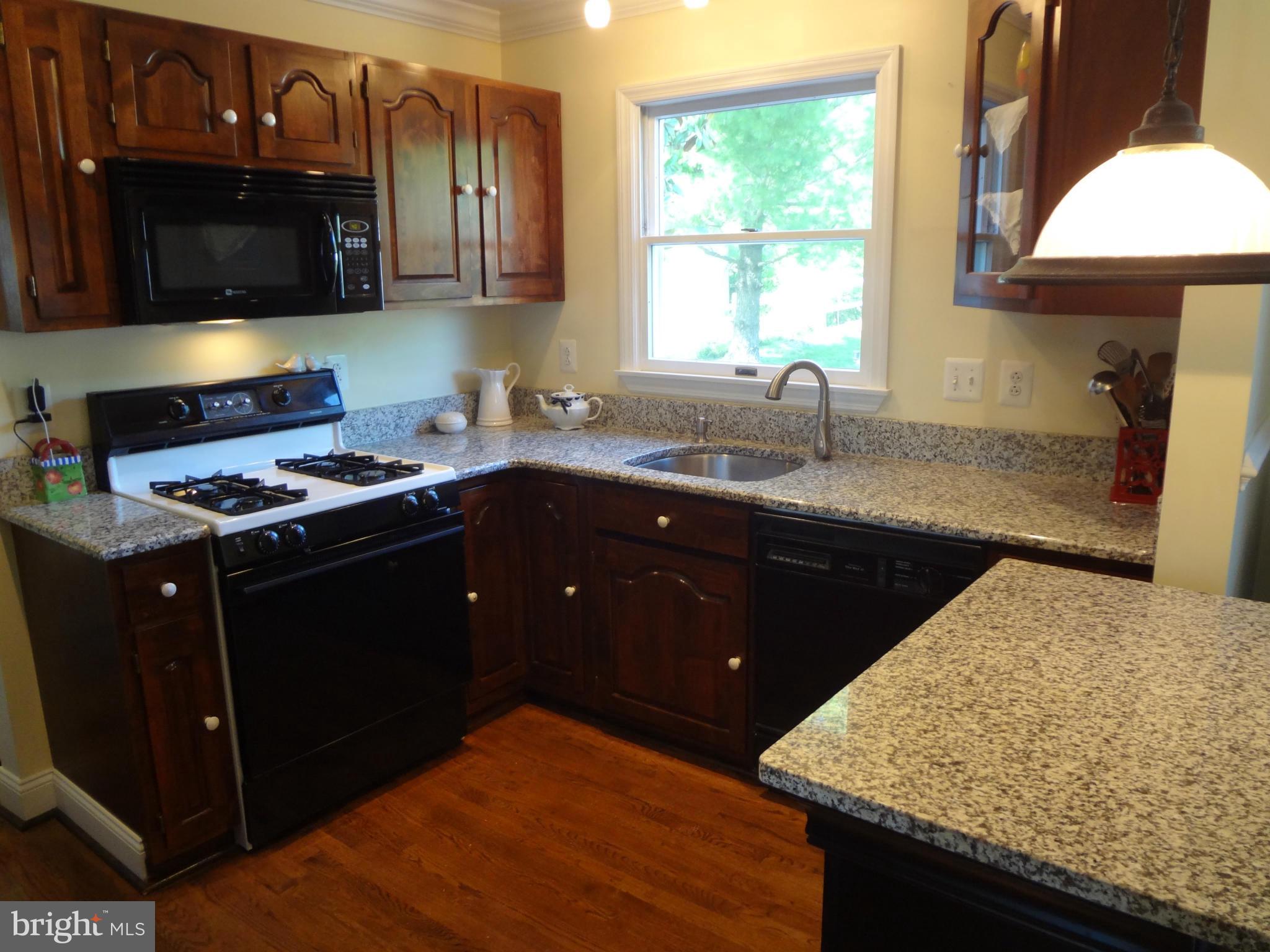 913 Courtney Road Baltimore, MD 21227 - Photo 5 of 29 Kitchen