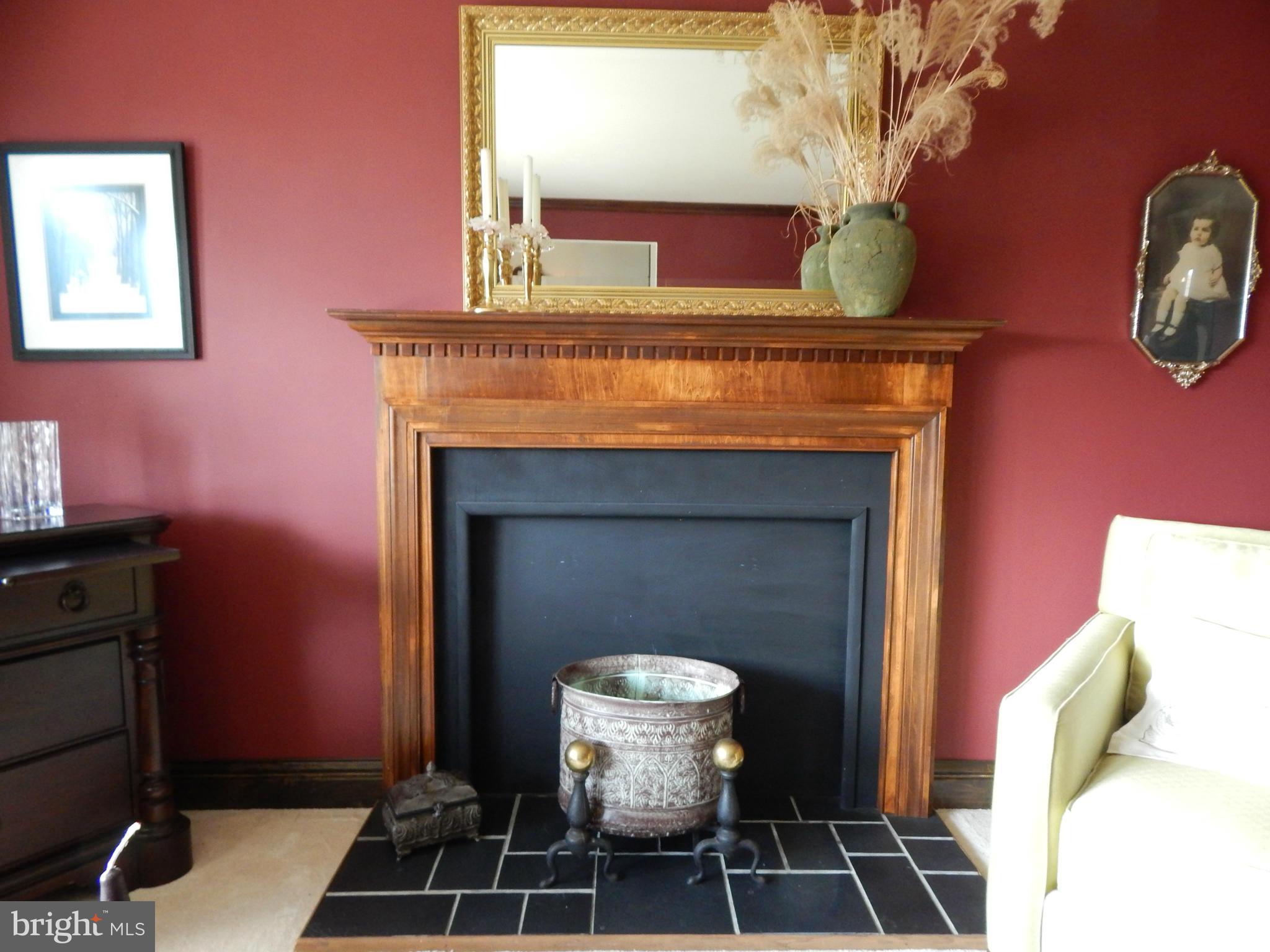 913 Courtney Road Baltimore, MD 21227 - Photo 8 of 29 Living Room