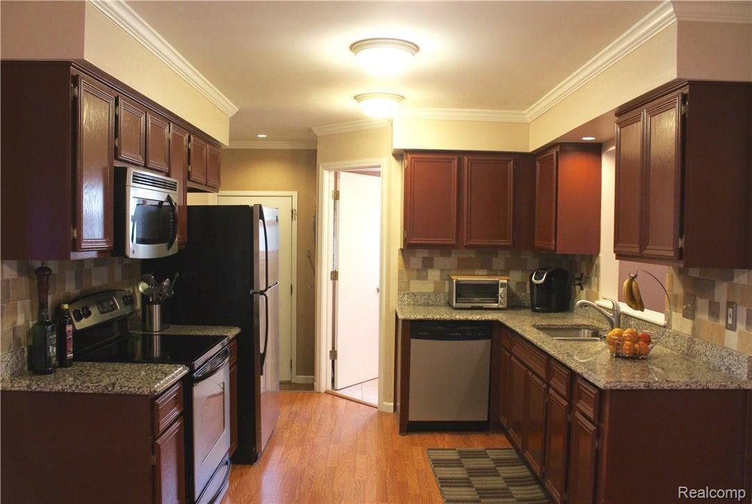 175 Arlington Drive Rochester, MI 48307 - Photo 2 of 26 kitchen1.jpg