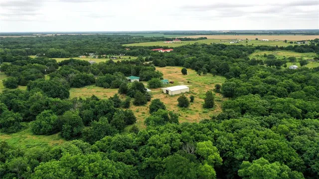 a view of a houses with a yard