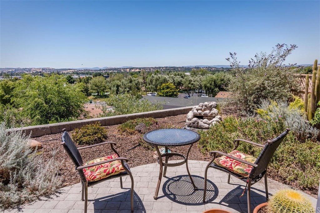 352 Quail Summit Paso Robles, CA 93446 - Photo 27 of 33 a view of a chairs and table in patio