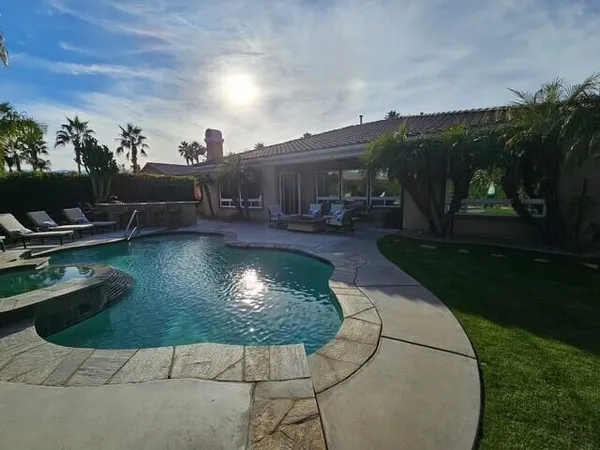 a view of a backyard