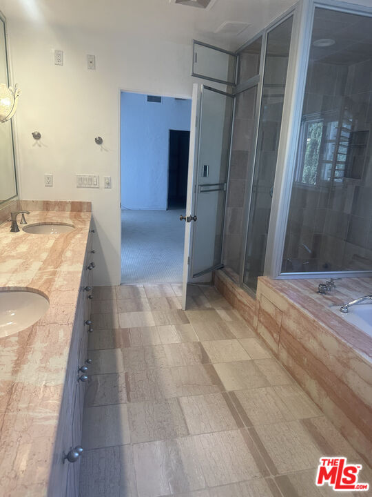 320 South McCarty Drive Beverly Hills, CA 90212 - Photo 14 of 16