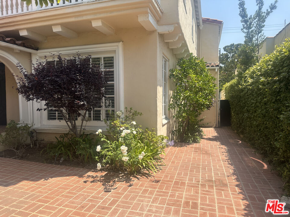 320 South McCarty Drive Beverly Hills, CA 90212 - Photo 15 of 16