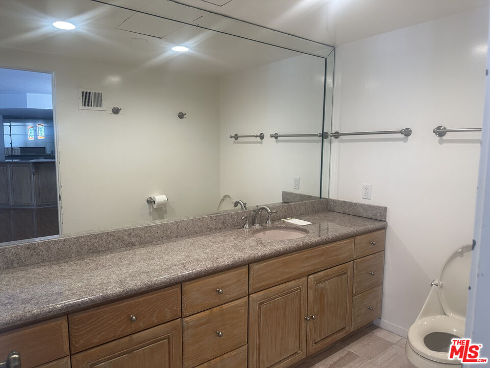 320 South McCarty Drive Beverly Hills, CA 90212 - Photo 7 of 16