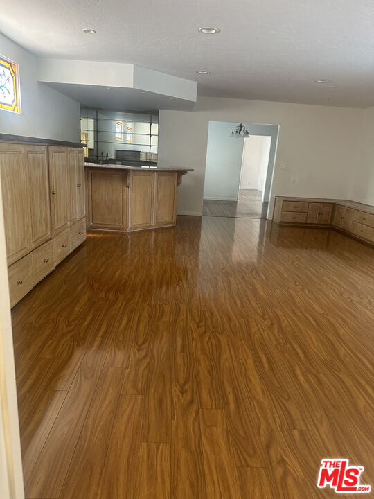 320 South McCarty Drive Beverly Hills, CA 90212 - Photo 8 of 16