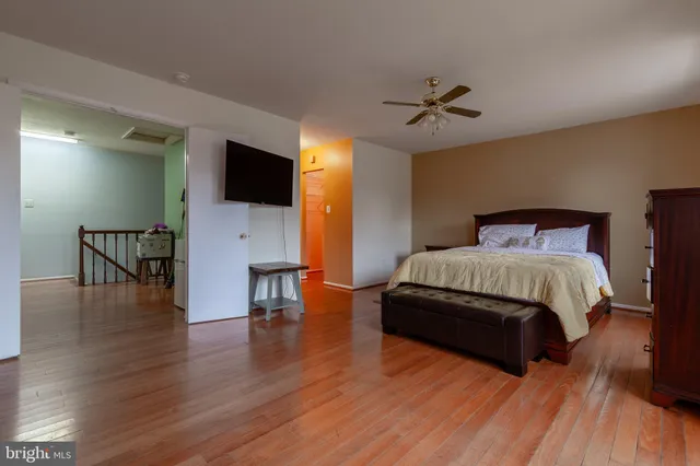 a bathroom with a toilet