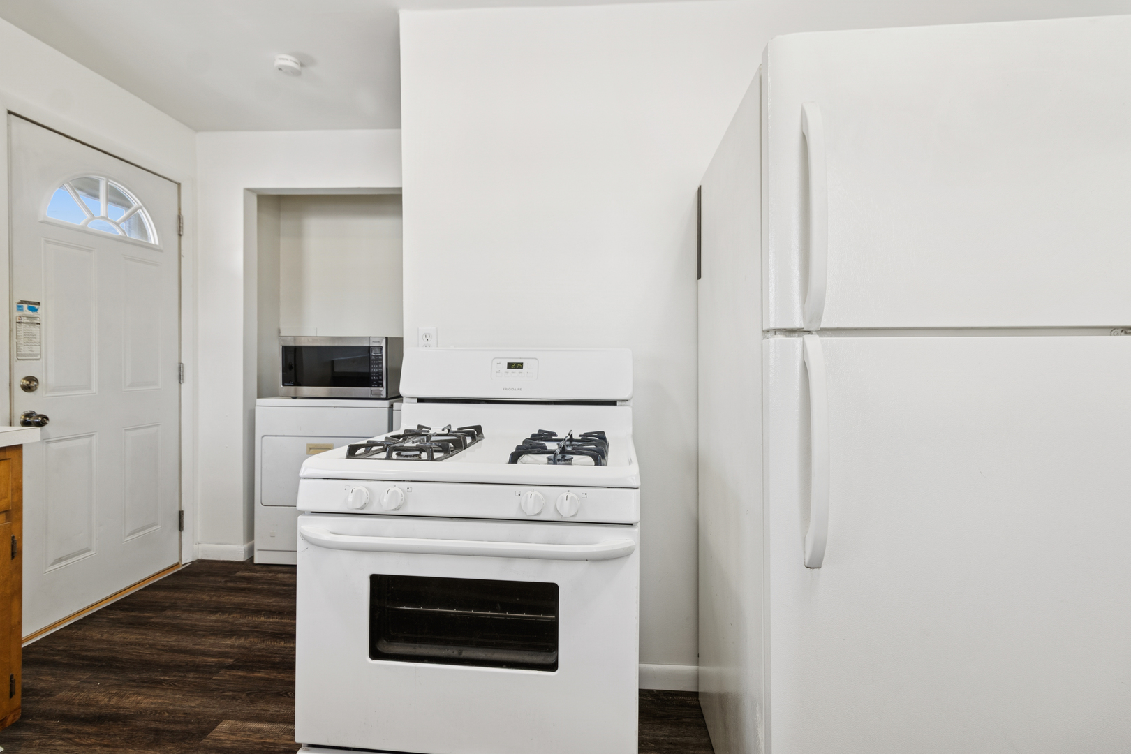 2420 Pecan Street Joliet, IL 60435 - Photo 11 of 20 a utility room with dryer and washer