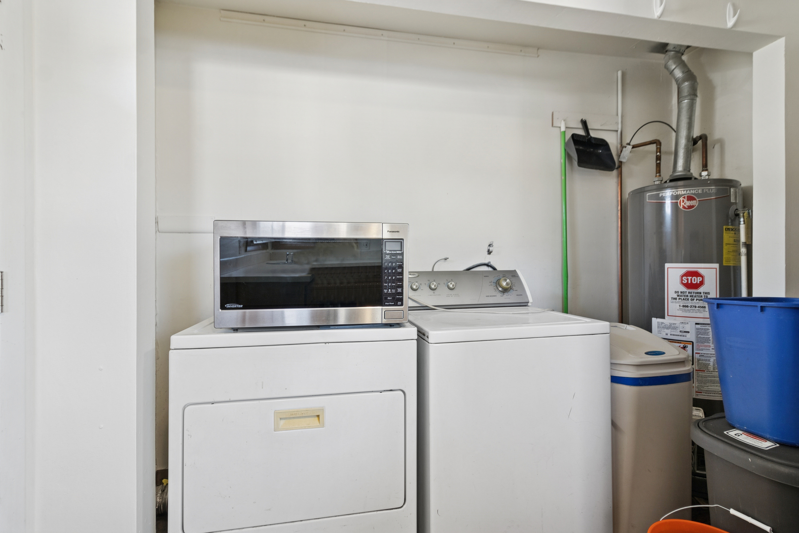 2420 Pecan Street Joliet, IL 60435 - Photo 12 of 20 a utility room with dryer and washer
