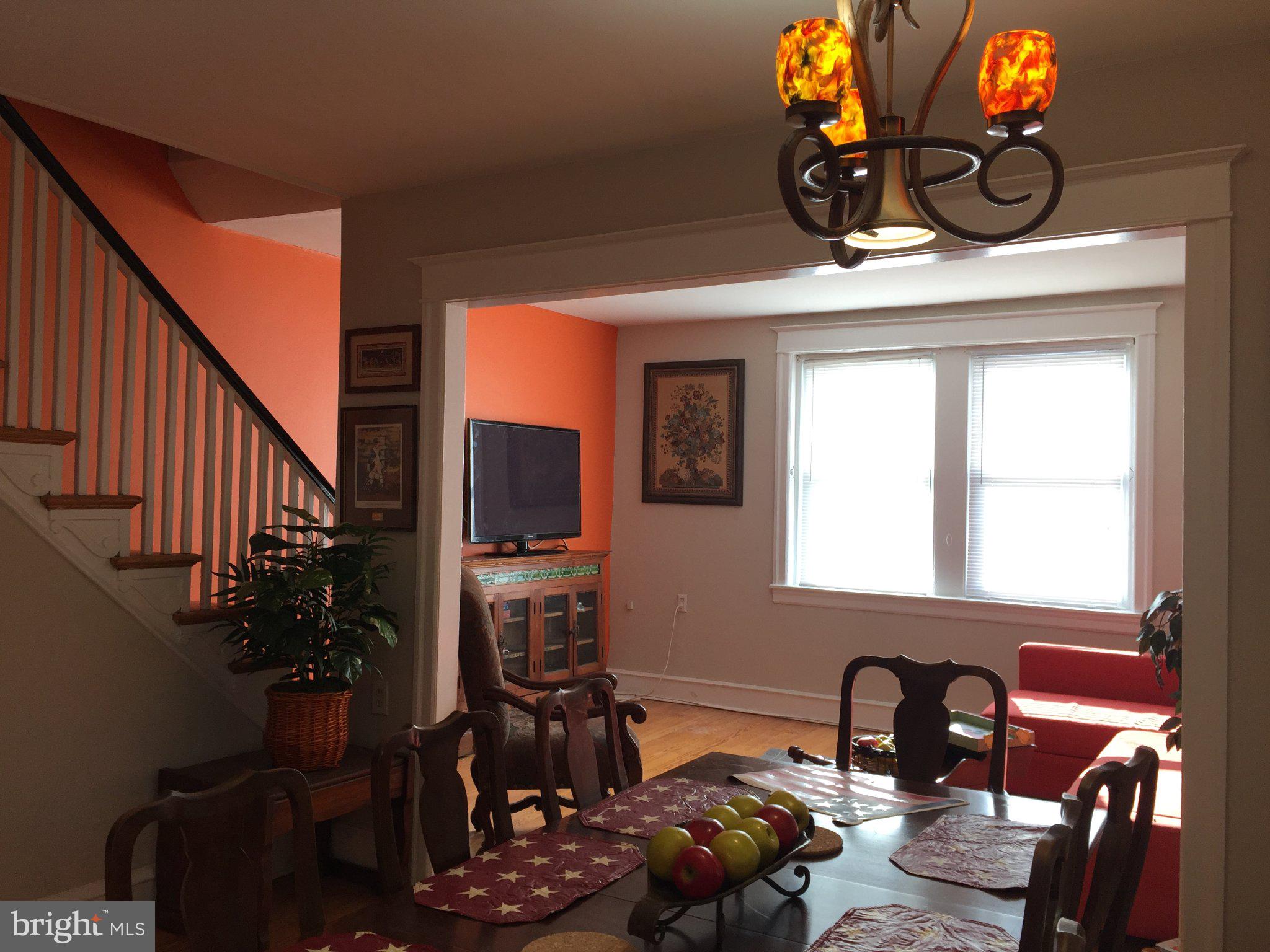 527 South 7th Street, Unit 1 Philadelphia, PA 19147 - Photo 8 of 11 Charming dining area with vibrant hues.