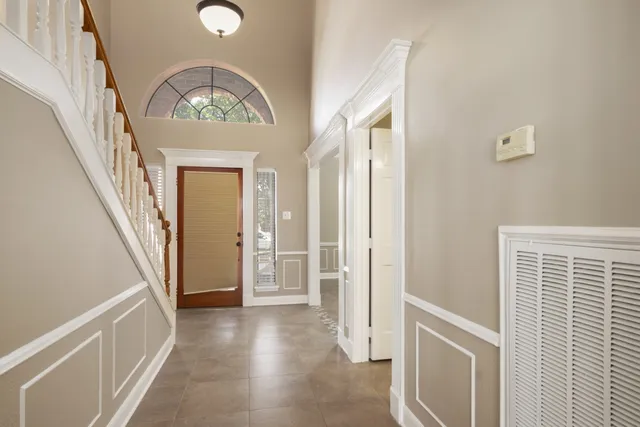 a view of an entryway with a livingroom