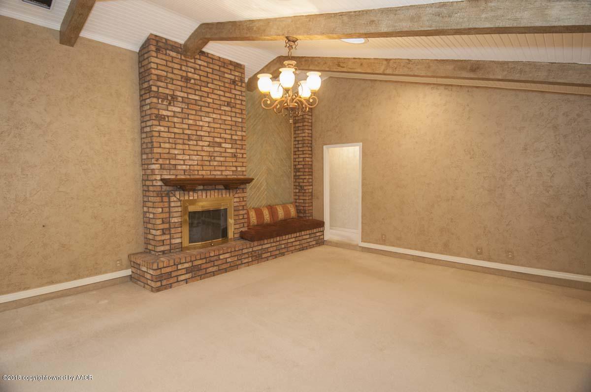 8217 Lamount Drive Amarillo, TX 79110 - Photo 5 of 51 LIVING VIEW 2