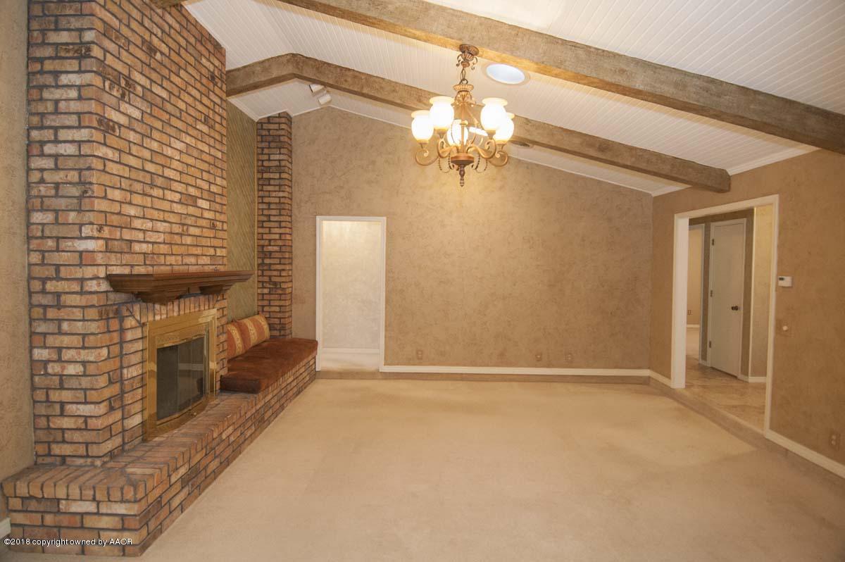8217 Lamount Drive Amarillo, TX 79110 - Photo 6 of 51 LIVING VIEW 3