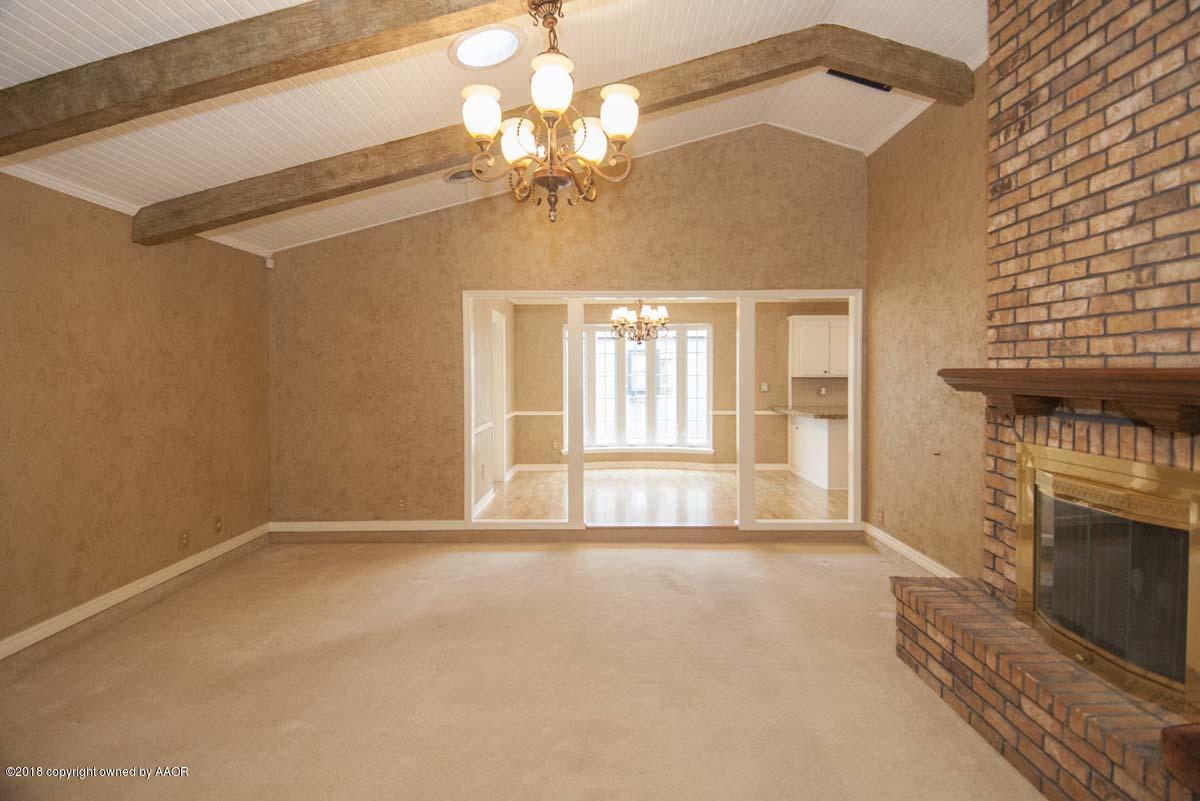 8217 Lamount Drive Amarillo, TX 79110 - Photo 7 of 51 LIVING VIEW 4
