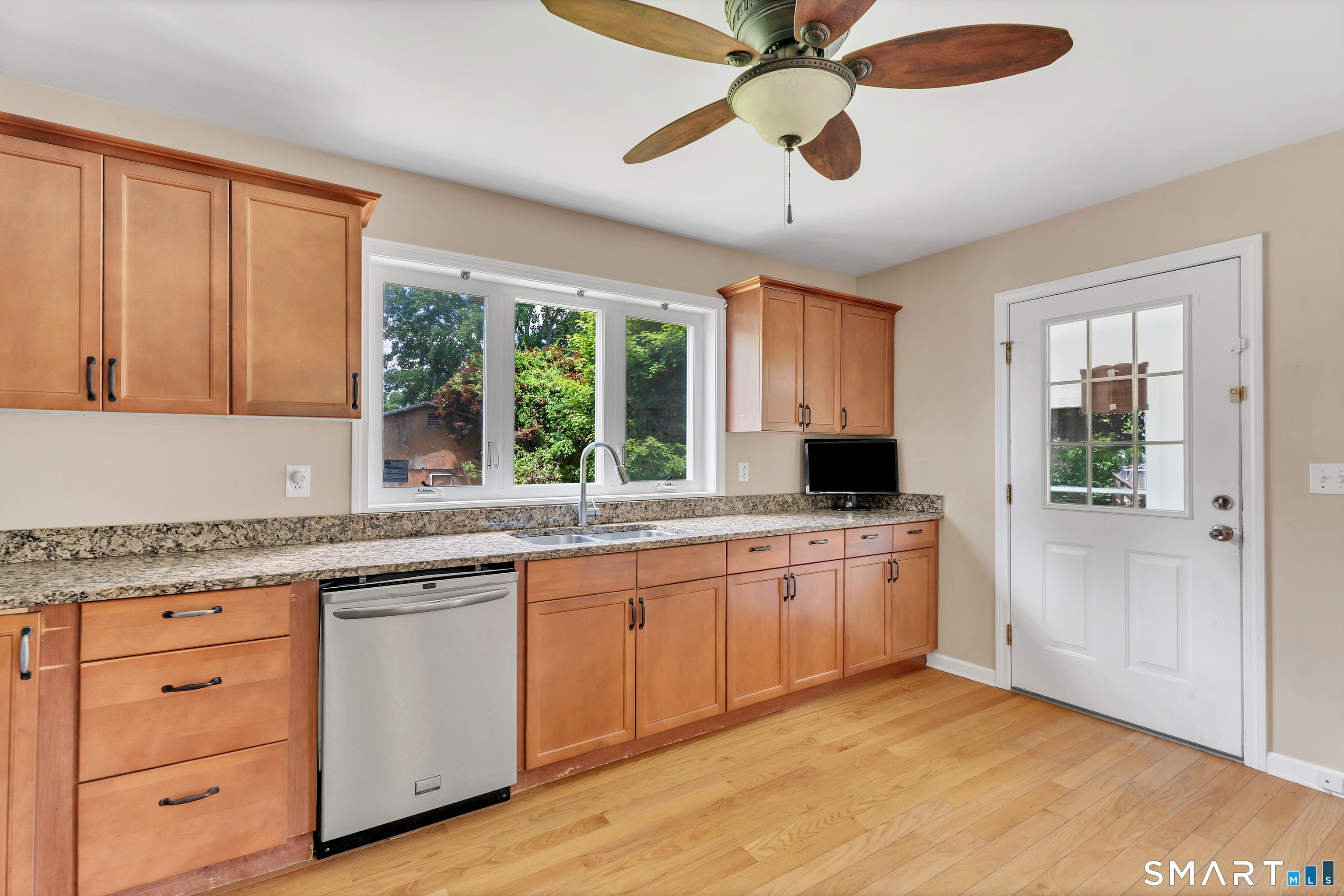 346 Hazelnut Hill Road Groton, CT 06340 - Photo 4 of 29