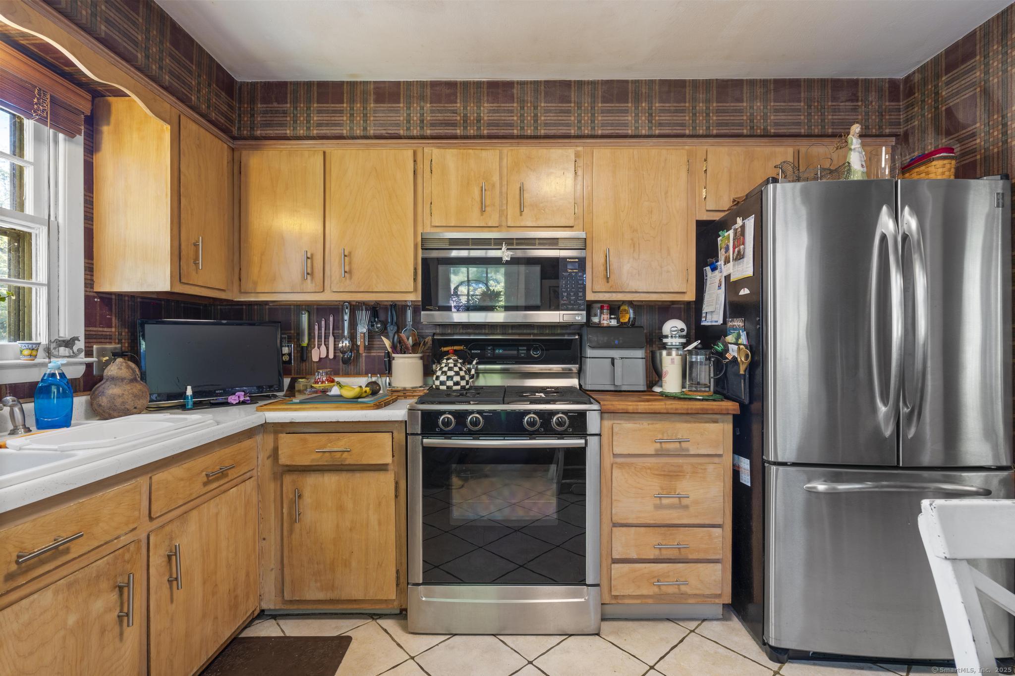 23 Meadow Brook Road West Haven, CT 06516 - Photo 18 of 39 a kitchen with a stove a refrigerator and a sink