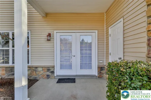 a view of a house with backyard and garden
