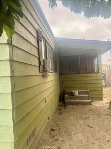 a view of a pathway with a white house