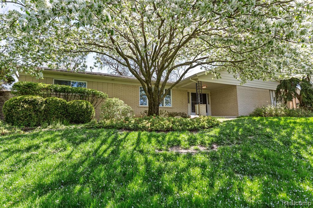 25826 Farmington Road Farmington Hills, MI 48336 - Photo 1 of 43