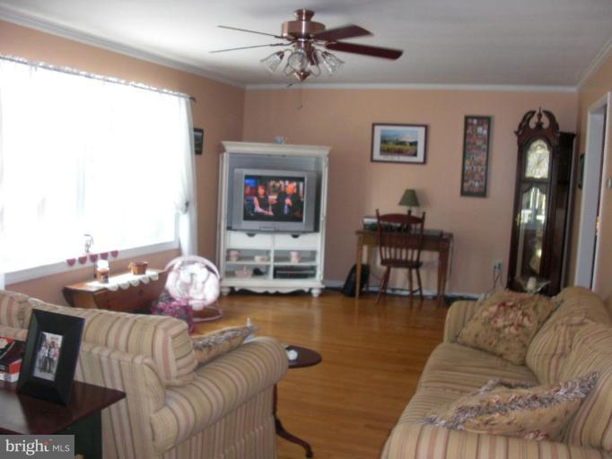 9121 Jordan Road Fairplay, MD 21733 - Photo 9 of 21 Living Room