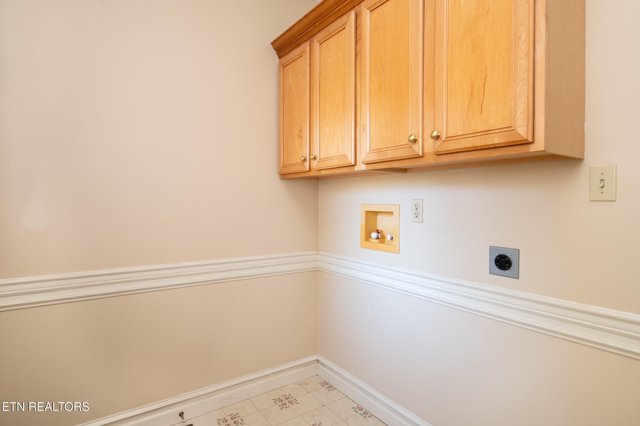 6215 Cardwell Road Corryton, TN 37721 - Photo 15 of 22 a view of a closet with window