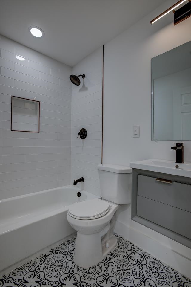 209 Breakwater Road Cape May, NJ 08204 - Photo 8 of 20 a bathroom with a toilet and a bathtub