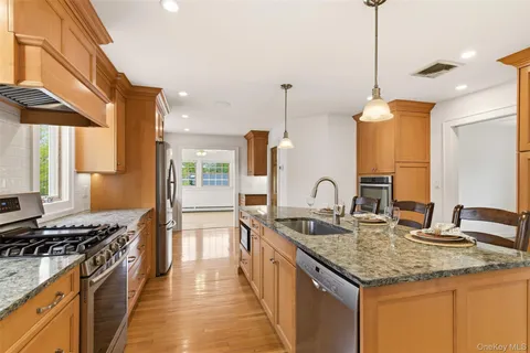 $1,550,000 | 2 West Oak Hill Drive, Oyster Bay, NY 11771