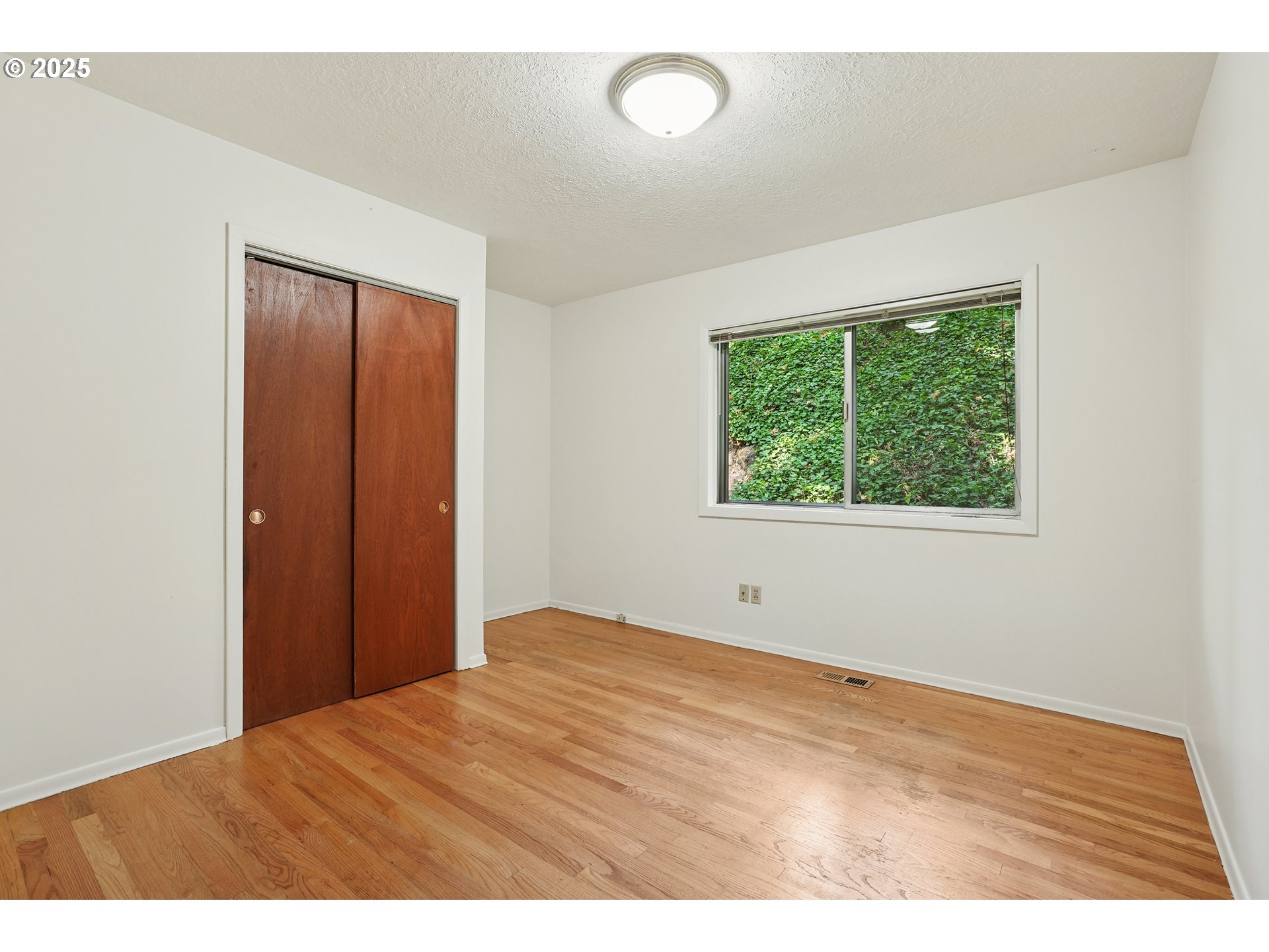 3270 Southwest Fairmount Boulevard Portland, OR 97239 - Photo 21 of 48 an empty room with window