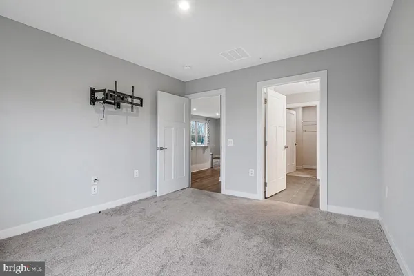 a view of a big room with closet and windows