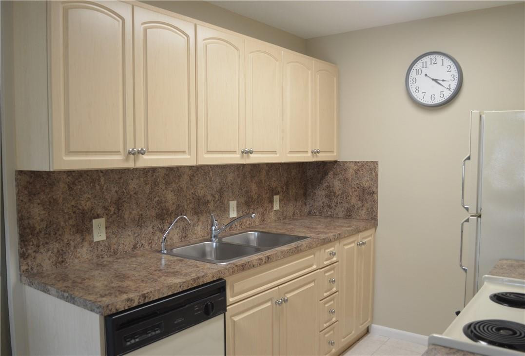 2006 Guildford East, Unit 2006 Boca Raton, FL 33434 - Photo 11 of 26 Kitchen