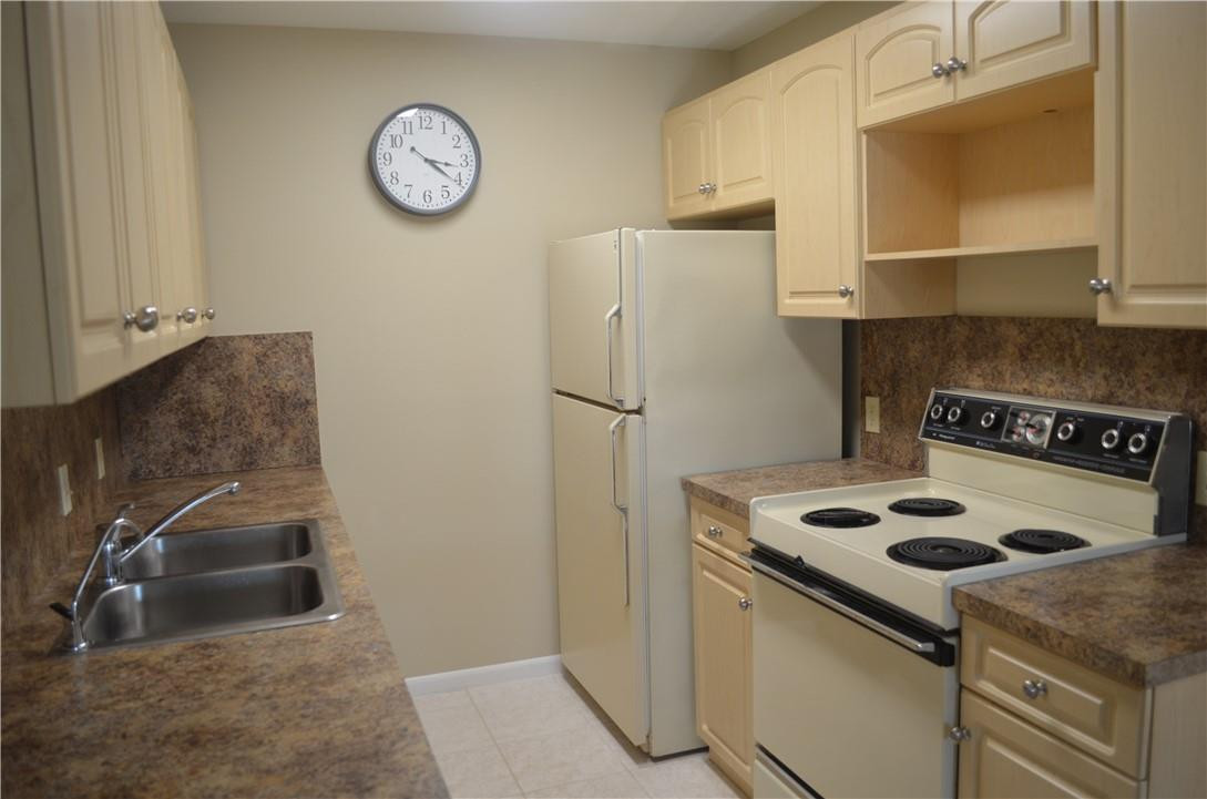 2006 Guildford East, Unit 2006 Boca Raton, FL 33434 - Photo 12 of 26 Kitchen
