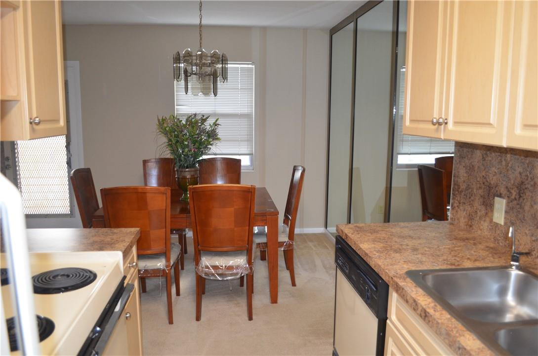 2006 Guildford East, Unit 2006 Boca Raton, FL 33434 - Photo 13 of 26 Kitchen and dining area