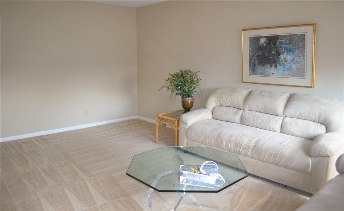 2006 Guildford East, Unit 2006 Boca Raton, FL 33434 - Photo 8 of 26 Main living area