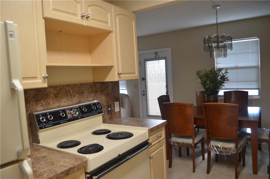 2006 Guildford East, Unit 2006 Boca Raton, FL 33434 - Photo 10 of 26 Kitchen