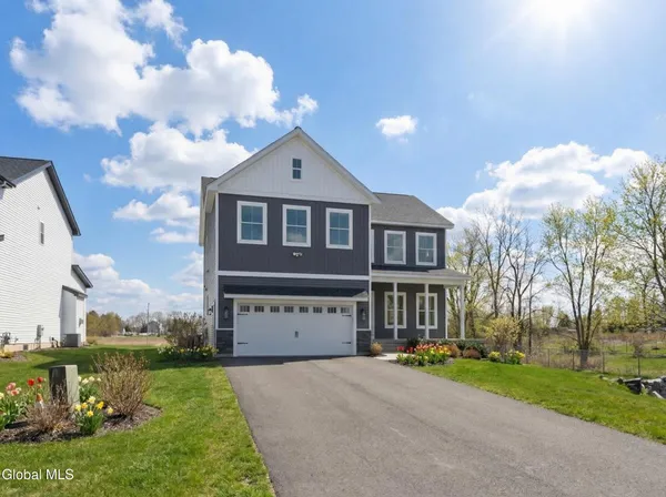 $794,900 | 8 Royal Court, Colonie, NY 12047