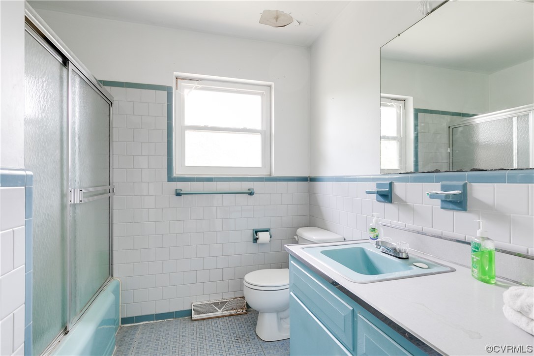 900 Jordan Point Road Hopewell, VA 23860 - Photo 20 of 41 a bathroom with a granite countertop toilet a sink and a mirror