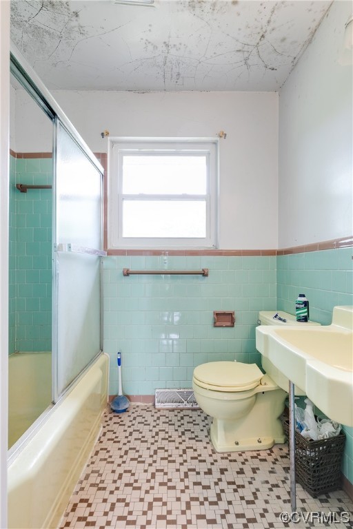 900 Jordan Point Road Hopewell, VA 23860 - Photo 25 of 41 a bathroom with a sink a toilet and a bathtub