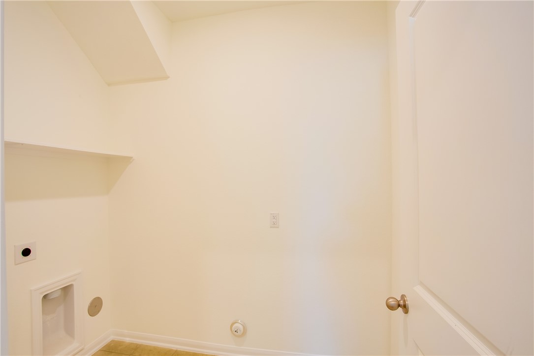 112 Rebel Red Road Liberty Hill, TX 78642 - Photo 25 of 29 a bathroom with a bathtub